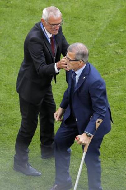 Il saluto tra Hector Cuper e Oscar Tabarez dopo Egitto-Uruguay. Ap